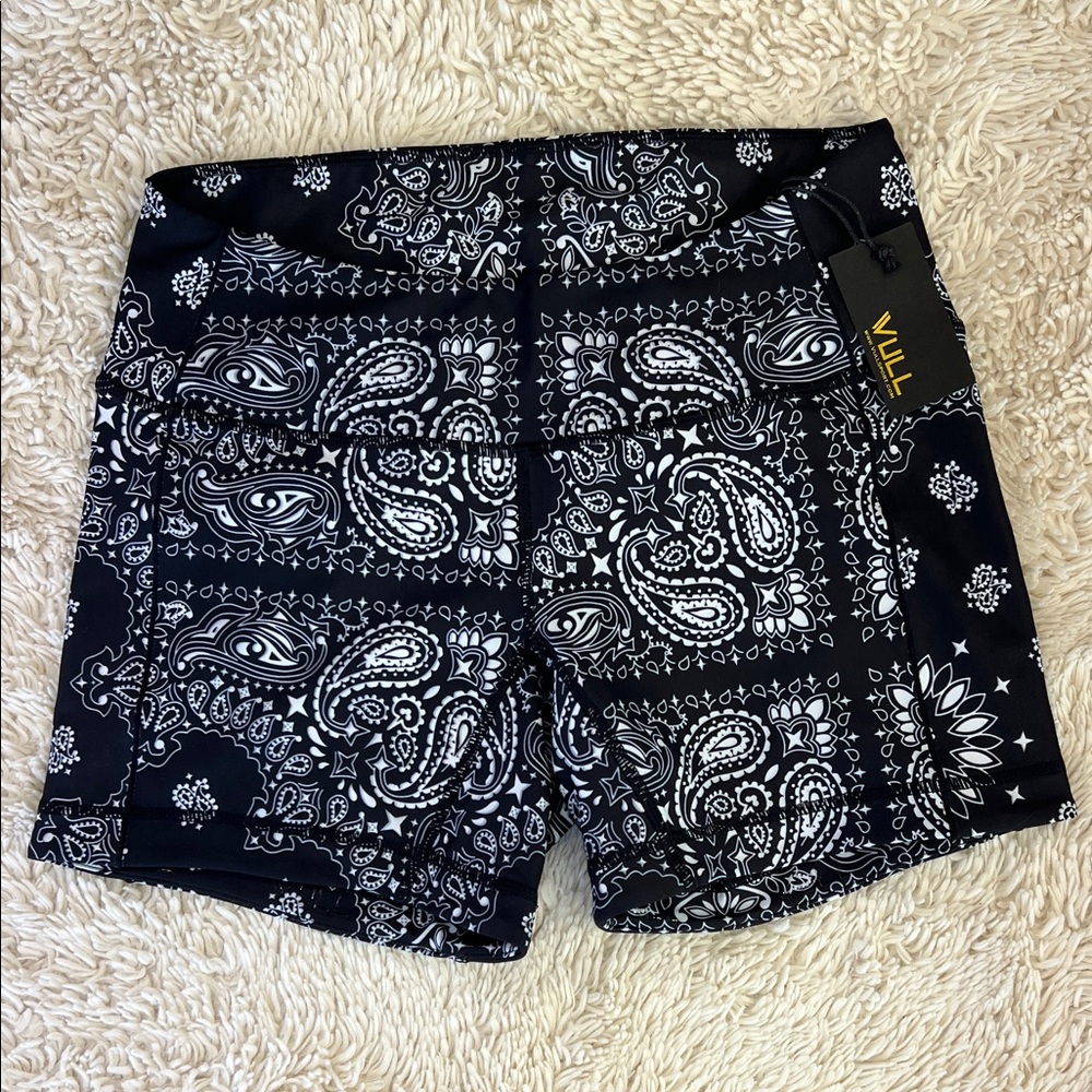 VULL Sport black bandana print 5” athletic shorts size Large NWT